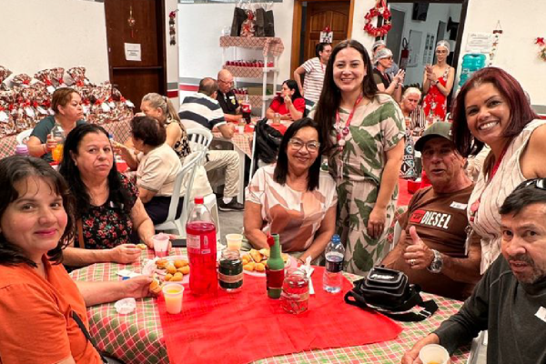 Fundação Pró-Renal realiza Festa de Natal para pacientes com música, dança e momentos de acolhimento
